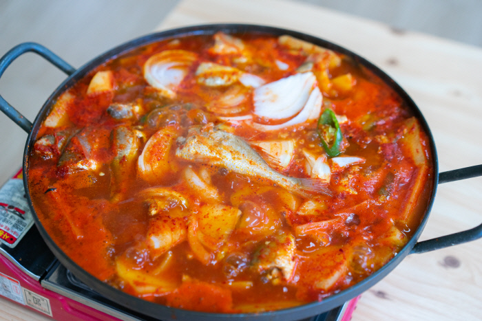 통째 먹어야 제맛! 황실이 민어과의 황석어. 지금 시기 잡히는 것은 조림이나 튀김으로도 먹어요. 황실이조림 속 황실이는 살이 부드러워 한 마리 통으로 먹는 게 제대로 먹는 법이죠. 녹진한 내장맛까지 즐길 수 있답니다.