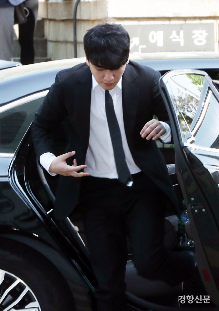 외국인 ㅊ자자 일행에게 성매매를 알선하고 클럽 버닝썬 자금을 횡령한 의혹을 받고 있는 빅뱅 전 멤버 승리(본명 이승현)가 영장실질심사를 받기위해 14일 서울중앙지법에 출두하고 있다./김정근 선임기자