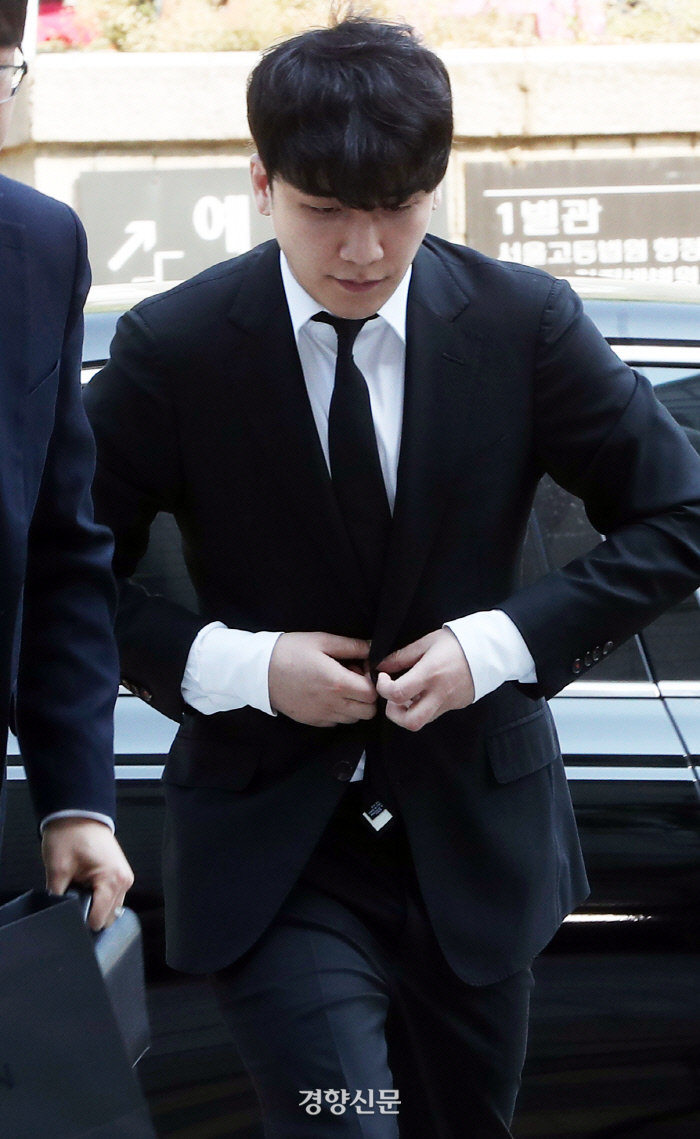 외국인 투자자 일행에게 성매매를 알선하고 클럽 버닝썬 자금을 횡령한 의혹을 받고 있는 빅뱅 전 멤버 승리(본명 이승현)가 영장실질심사를 받기위해 14일 서울중앙지법에 출두하고 있다./김정근 선임기자