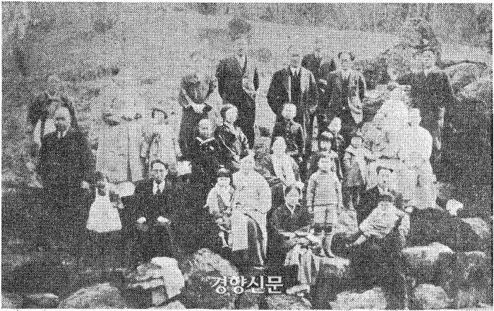 대전형무소에서 도산 안창호 선생은 1935년 2월 가출옥한다. 이후 선생은 전국을 돌며 민족의식을 고취시키는 강연에 나섰다. 1936년 한강변 용봉정에서 동지들과 찍은 사진이다.(뒷줄 오른쪽부터 백낙준, 주요한, 이응준,안창호 선생)