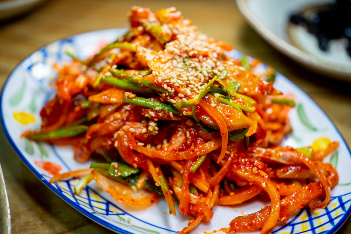 우왕~굿! 고소한 웅어 무안읍 망운면에서 만난 웅어회 비빔밥. 새콤달콤한 양념이 웅어의 고소한 맛과 잘 어울려요. 늦봄과 초여름 사이 비빔밥 재료를 고르라면 낙지보다는 웅어!