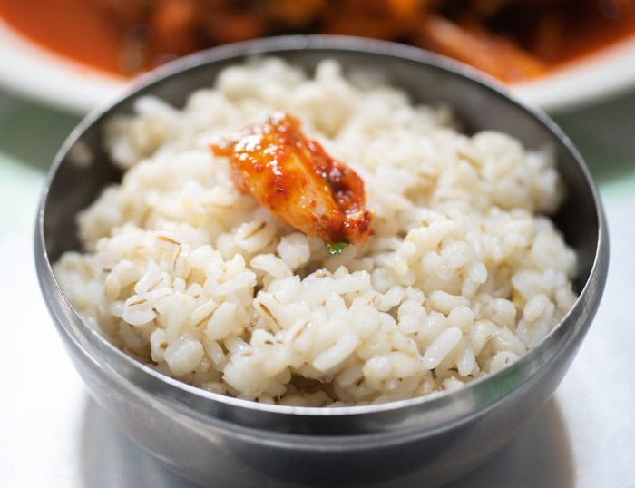 운저리와 보리밥 ‘너는 내 운명’ 농어목 망둑엇과 문절망둑의 사투리인 ‘운저리’. 전남 다른 지역에서는 문저리라고도 부른대요. 막걸리 식초로 무친 운저리 무침에 보리밥의 통통 튀는 식감은 찰떡궁합이죠.