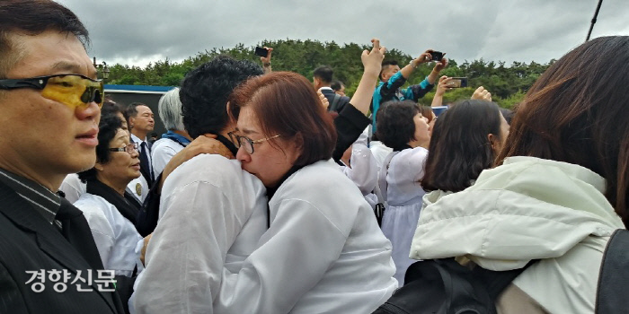 18일 5·18 39주년 기념식이 끝난 직후 유가족들이 황교안 자유한국당 대표에게 항의하며 눈물을 터트리고 있다.