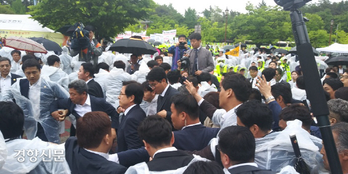 18일 황교안 자유한국당 대표가 5·18기념식에 참석하기 위해 버스에서 내린 뒤 경찰 경호를 받으며 식장으로 향하고 있다.