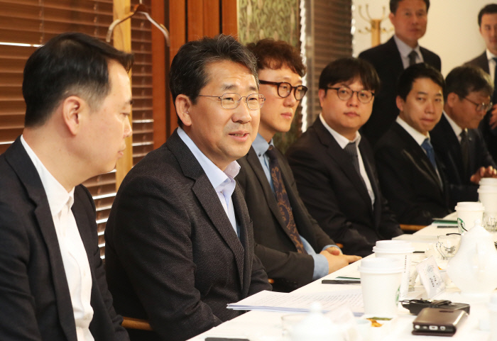 박양우 문화체육관광부 장관(왼쪽 두 번째)이 지난 5월 9일 경기도 성남시 분당구의 한 음식점에서 열린 게임산업 관계자들과의 간담회에서 발언하고 있다. 그는 이 자리에서 게임장애 질병코드화에 반대한다는 의견을 밝혔다./연합뉴스