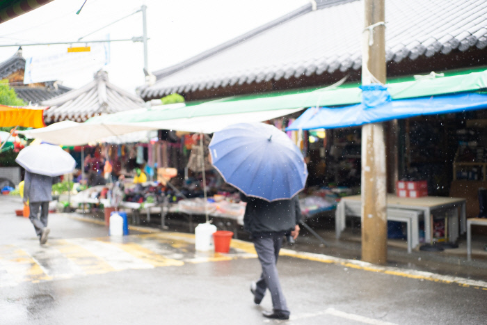 구례 오일장 인근에는 내장탕, 다슬기수제비, 육회비빔밥을 내는 이름난 노포들이 자리잡고 있다.