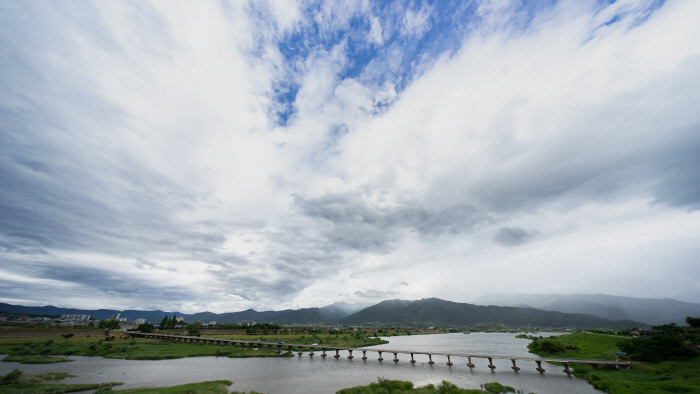 구례 사람들에겐 뒷동산이 지리산이고 마을 앞을 흐르는 개천이 섬진강이다.