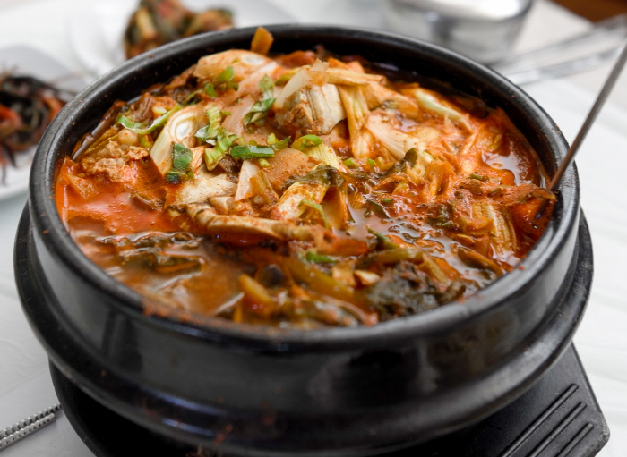 탕이오 제철 맞은 섬진강 동남참게로 끓인 참게탕은 국물 맛이 대게보다 윗길이다.