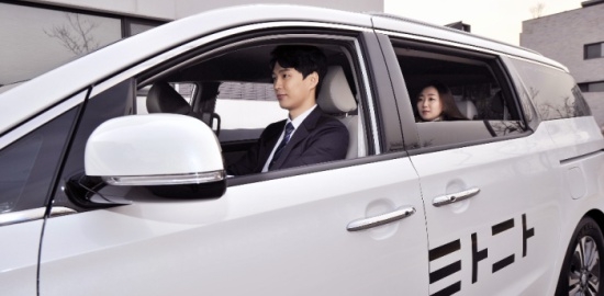 모델들이 렌터카 호출 서비스 ‘타다’를 이용하는 모습. 타다는 소비자가 ‘타다’ 앱을 통해 카니발 차량과 운전기사를 호출하는 서비스다. VCNC 제공