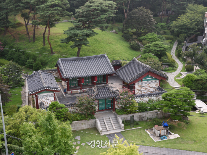 조선 태종의 장남이며 세종의 맏형인 양녕대군(1394∼1462)의 묘와 사당. ‘지덕사부묘소’라 한다. 사당은 1675년(숙종 1년) 임금의 명에 의해 세운 것이다. 지덕이란 ‘인격이 덕의 극치에 이르렀다’는 뜻으로 세조가 친히 지어준 이름이라고 한다. 사당 안에는 양녕대군과 부인 광산 김씨의 위패가 모셔져 있고, 양녕대군의 친필인 숭례문 현판의 탁본과 정조가 지은 지덕사기, 허목이 지은 지덕사기 등이 있다. 양녕대군의 묘소는 사당 뒤편에 자리하고 있다. |문화재청 제공