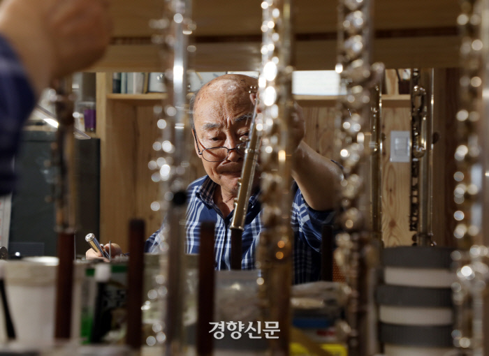 46년째 낙원상가를 지키는 터줏대감이자, ‘한국음악사의 산증인’ 지병옥씨(신광악기 대표)는 65년 경력의 국내 최초, 최고 플루트 수리 전문가다. 그의 가업은 둘째 며느리가 이어가고 있다. /강윤중 기자
