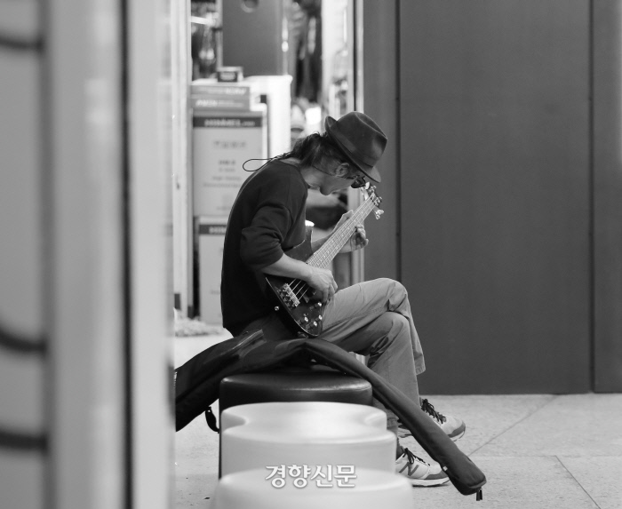 뒤로 묶은 머리에 멋스러운 모자를 눌러 쓴 강원목씨는 악기상가 소파에 앉아 베이스기타를 치며 하루를 보냈다. 산책 삼아 자주 상가에 나온다는 강씨는 악기를 연주하는 동안 자유로움을 느낀다고 했다. /강윤중 기자