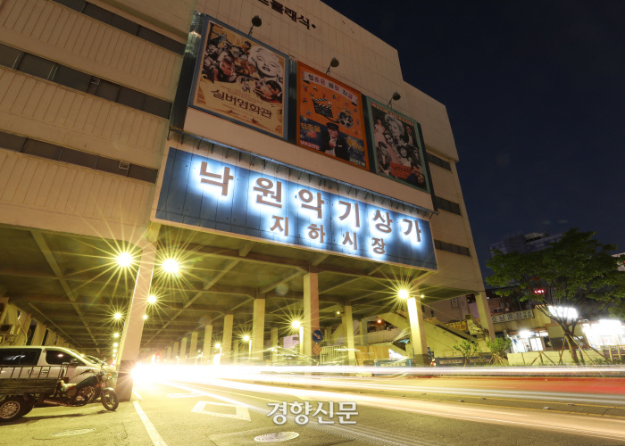 낙원상가는 우리나라 1세대 주상복합건물로 1층을 비워두는 ‘필로티 공법’으로 지어졌다. 건물은 지하 시장, 상가, 아파트로 구성돼 있다. /강윤중 기자