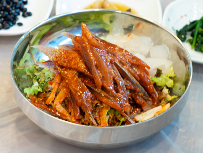 축산항에서는 꽁치도 물회의 주인공이 된다.