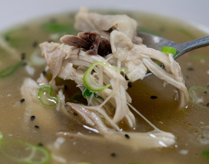 영덕에서 난 옻을 넣은 옻닭개장은 국물이 일품.