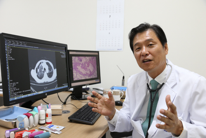 천식알레르기 분야의 권위자인 조상헌 교수가 알레르기에 대처하는 방법 등을 설명하고 있다. 서울대병원 제공