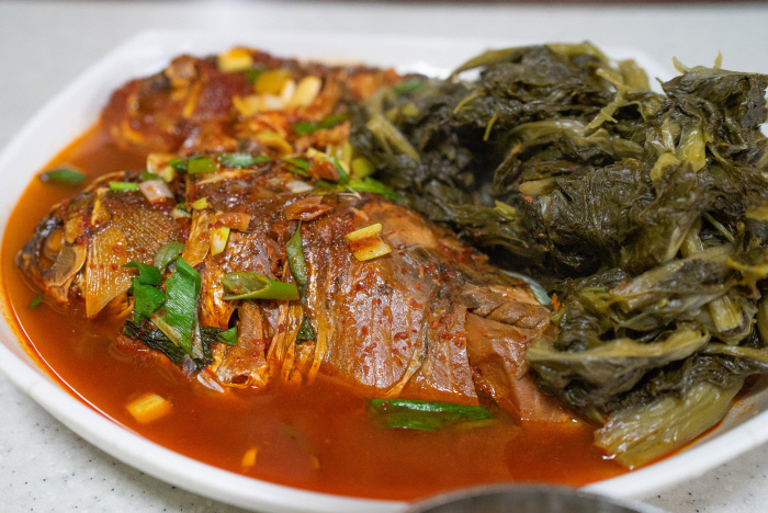 매콤하게 조린 붕어찜.
