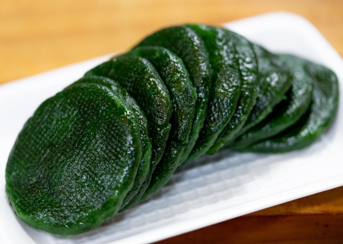 ‘강화도산’으로만 만든 쑥떡.