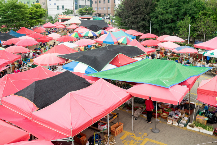 2·7로 끝나는 날 열리는 강화 풍물시장에 가면 다양한 강화도 농수산물을 만날 수 있다.