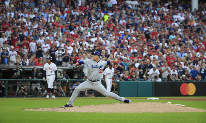 역사에 남을 한 장면 LA 다저스 류현진이 10일 미국 오하이오주 클리블랜드의 프로그레시브필드에서 열린 올스타전에 선발 투수로 나와 역투하고 있다.  클리블랜드 | EPA연합뉴스