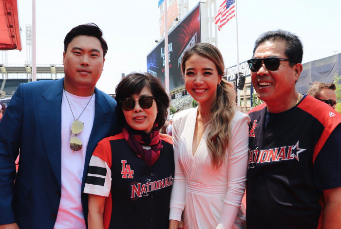 가족을 위해 류현진(사진 왼쪽)이 레드카펫 세리머니에 참석해 어머니 박승순씨, 아내 배지현씨, 아버지 류재천씨와 함께 기념촬영을 하고 있다. 클리블랜드 | LA다저스 트위터