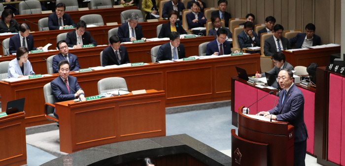 홍남기 경제부총리 겸 기획재정부 장관(오른쪽)이 지난 12일 오전 열린 국회 예산결산특별위원회 전체회의에서 추가경정예산(추경)안과 관련한 제안설명을 하고 있다. 연합뉴스