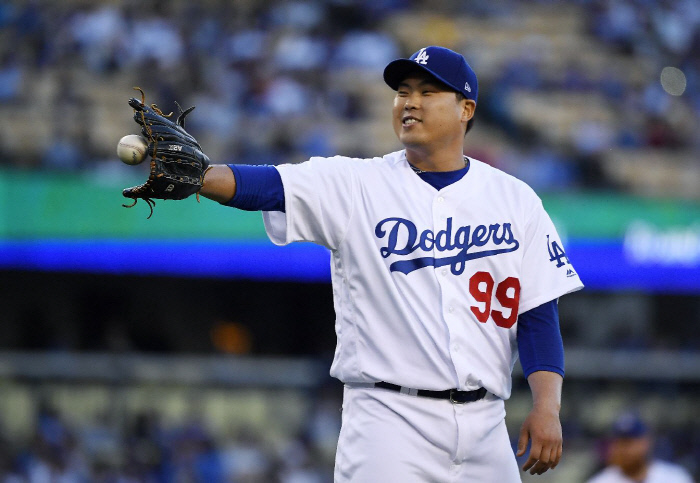 LA 다저스 류현진이 20일 마이애미전에서 1회말 투구 중 포수 러셀 마틴으로부터 공을 받으며 웃고 있다. AP연합뉴스