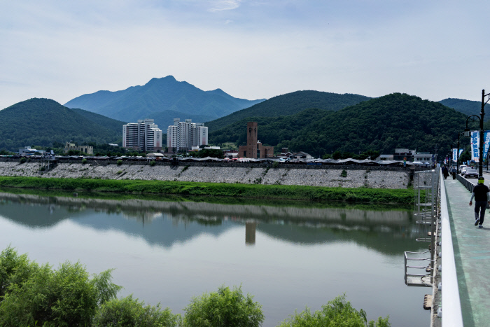 영월 오일장은 시내를 가로지르는 동강의 둑길을 따라 기다랗게 이어진다.