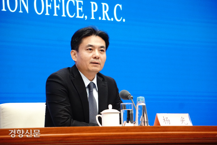 중국 국무원 산하 홍콩·마카오사무판공실의 양광 대변인이 29일 베이징 국무원 청사에서 기자회견을 열고 홍콩 시위 사태에 대한 입장을 밝히고 있다.  베이징 |박은경 특파원