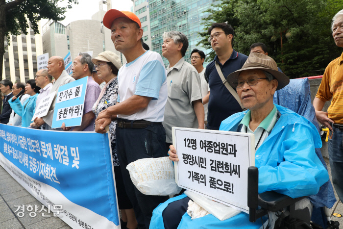 31일 정의·평화·인권을 위한 양심수후원회와 평양시민 김련희 송환촉구 모임, 북한해외식당 종업원 기획탈북 의혹사건 대응TF, 북 해외식당 종업원 기획탈북 의혹사건 해결을 위한 대책회의 등 종교·시민사회단체 소속 회원들이 서울 종로구 정부서울청사 후문에서 2차송환을 희망하는 비전향장기수들의 조속한 송환을 촉구하고 있다./정지윤기자