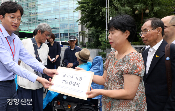 권오헌 양심수후원회 명예회장(오른쪽)과 김혜순 회장이 통일부장관 면담신청서를 통일부 관계자에게 전달하고 있다./정지윤기자
