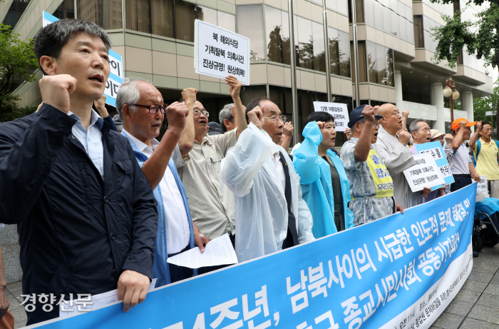 31일 정의·평화·인권을 위한 양심수후원회와 평양시민 김련희 송환촉구 모임, 북한해외식당 종업원 기획탈북 의혹사건 대응TF, 북 해외식당 종업원 기획탈북 의혹사건 해결을 위한 대책회의 등 종교·시민사회단체 소속 회원들이 서울 종로구 정부서울청사 후문에서 2차송환을 희망하는 비전향장기수들의 조속한 송환을 촉구하고 있다./정지윤기자