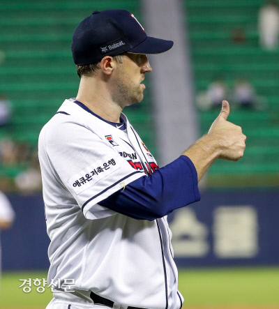‘엄지 척’ 두산 조쉬 린드블럼이 6일 잠실구장에서 열린 2019 프로야구 한화전에서 6회초 수비를 마치고 더그아웃으로 돌아오며 동료들에게 엄지손가락을 들어보이고 있다. 이석우 기자