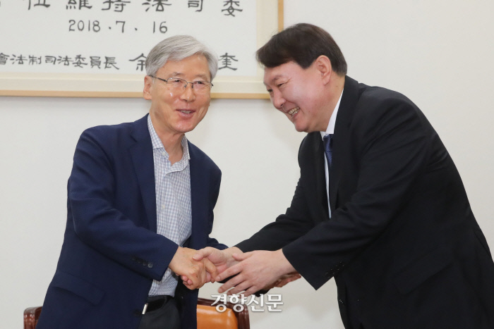 여상규 법제사법위원회 위원장이 7일 오후 서울 국회 법사위원장실을 예방한 윤석열 검찰총장과 악수하고 있다. / 권호욱 선임기자 biggun@kyunghyang.com