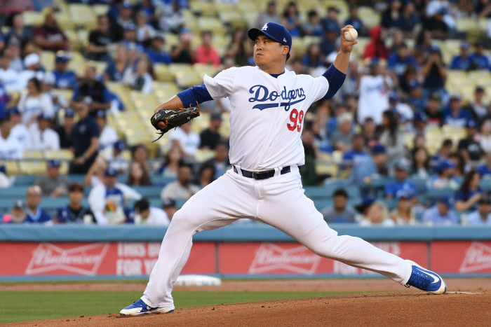 ) 류현진(로스앤젤레스 다저스)이 미국 캘리포니아주 로스앤젤레스의 다저스타디움에서 열린 2019 메이저리그(MLB) 마이애미 말린스와의 홈경기에서 1회에 역투하고 있다.  |연합뉴스