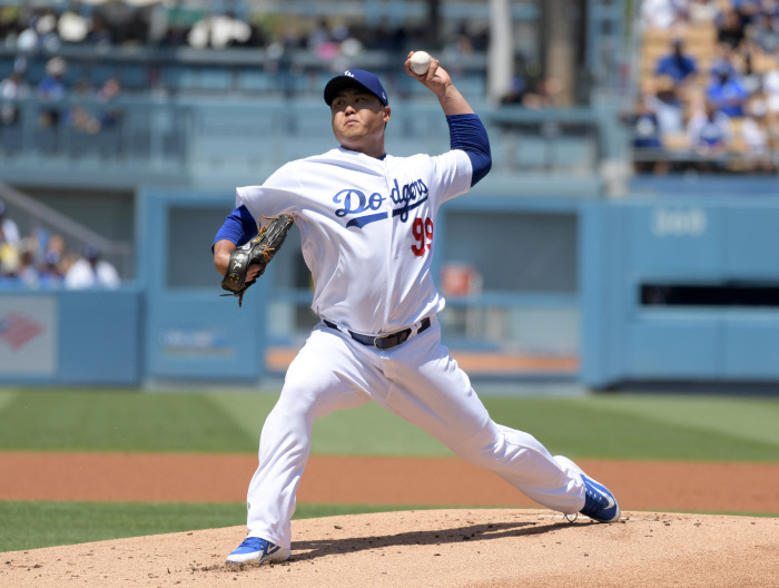 류현진(로스앤젤레스 다저스)이 11일(현지시간) 미국 로스앤젤레스 다저스타디움에서 열린 애리조나 다이아몬드백스와의 2019 메이저리그(MLB) 경기에 선발 등판해 1회에 역투하고 있다. 이날 7이닝 5피안타 무실점의 호투를 펼친 류현진은 팀의 9-3 승리로 시즌 12승(2패)과 한미 통산 150승을 동시에 거뒀다.  |연합뉴스