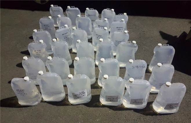 포항시가 정밀검사를 맡기기 위해 피해를 입었다고 밝힌 가정에서 확보한 수돗물 시료의 모습.|포항시 제공