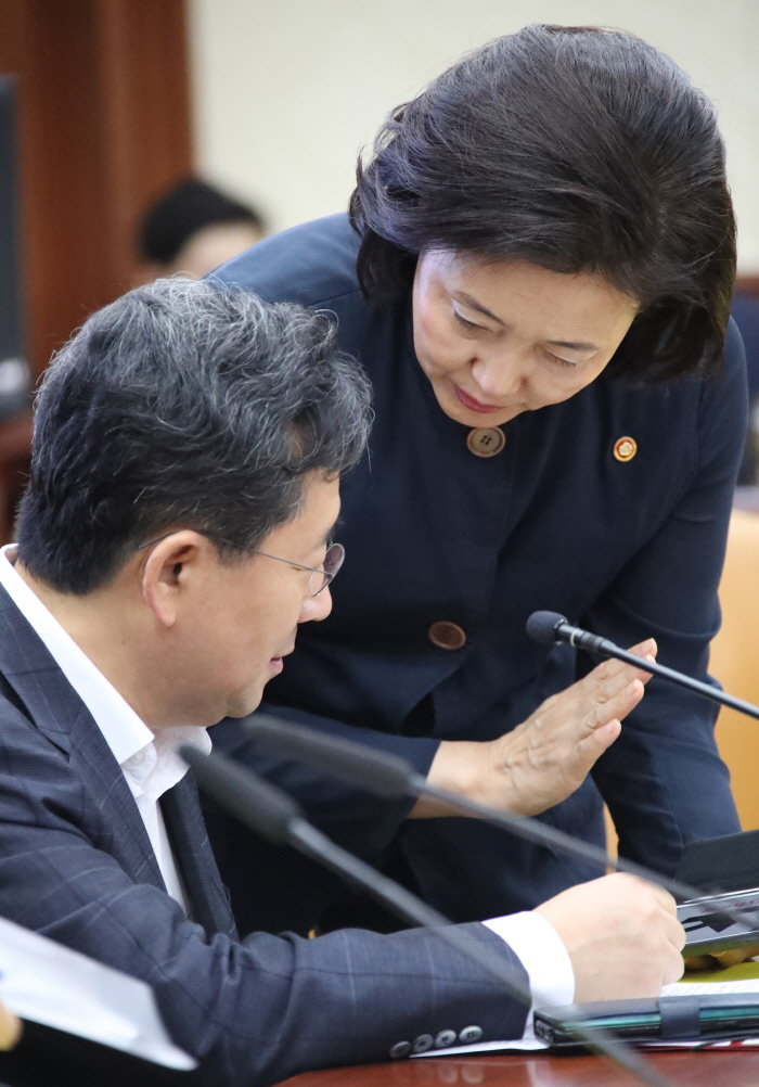 박영선 중소벤처기업부 장관(오른쪽)이 14일 오전 서울 세종로 정부서울청사에서 열린 제21차 경제활력대책회의에서 이재갑 고용노동부 장관과 대화하고 있다. 연합뉴스