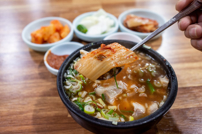 내장과 고기가 듬뿍 든 순댓국밥.