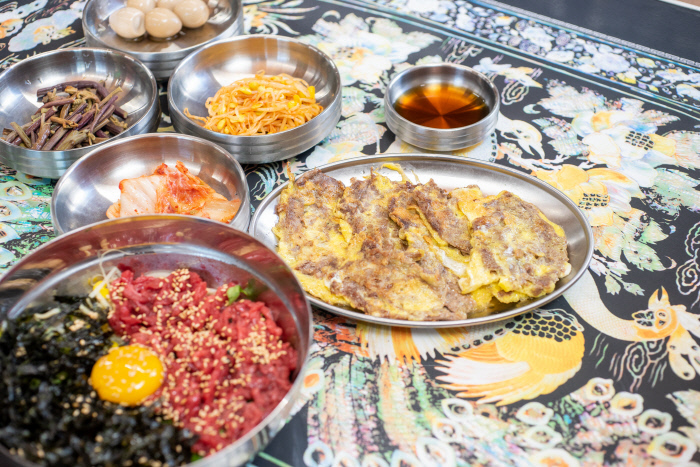 고서회관의 육회비빔밥과 육전.