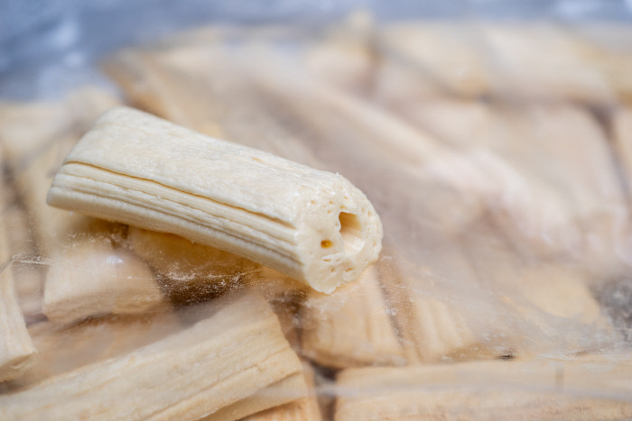 공기구멍이 나 있어 바삭한 창평엿.