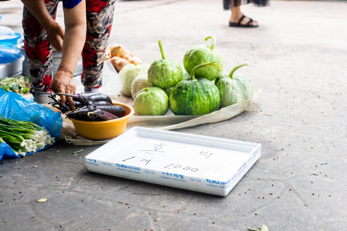단돈 1000원에 시장에 나온 ‘중장년 호박’의 가격표에 묘한 동병상련을 느낀다.
