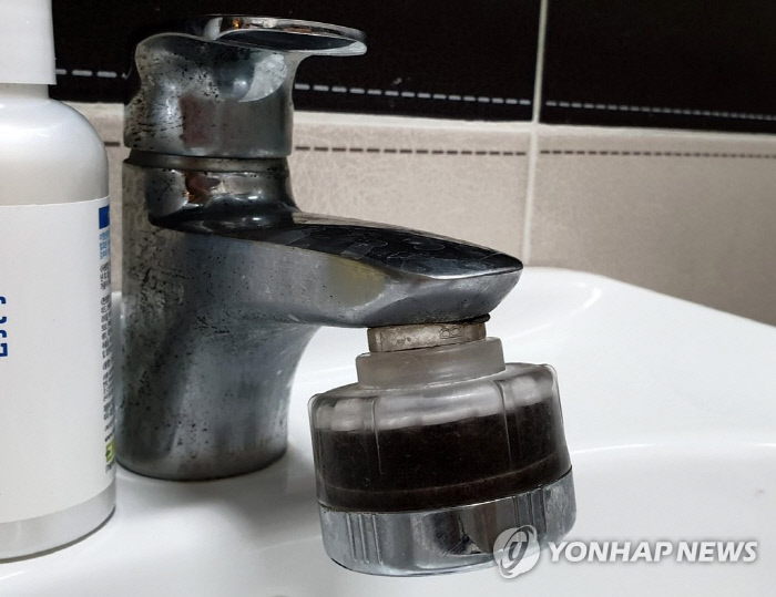 경북 포항시 남구 지역에 사는 주민의 집에 설치한 수도꼭지 필터가 검게 변해 있다.|연합뉴스