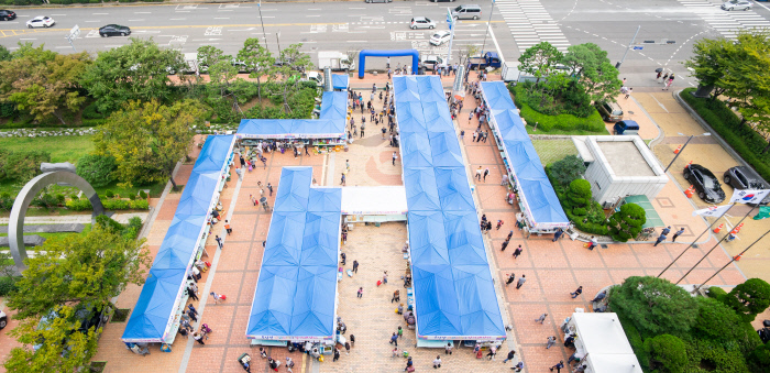 인천 옹진군에 속한 섬들에서 난 신선한 농수산물을 구입할 수 있는 직거래 장터는 일년에 세 번 옹진군청 앞 파도광장에서 열린다.
