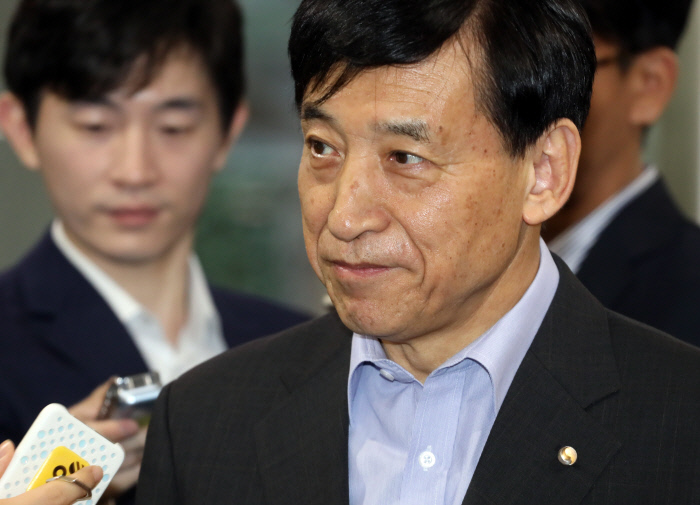 이주열 한국은행 총재가 19일 오전 서울 중구 한국은행으로 출근하며 미국의 금리 인하에 관한 기자들의 질문을 듣고 있다. 연합뉴스