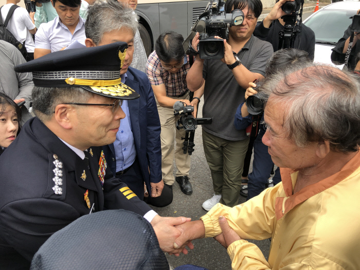 민갑룡 경찰청장이 20일 오후 대구 개구리소년 실종 사망사건의 발생 장소인 달서구 와룡산을 찾아 유족을 위로하고 있다.｜중앙일간지 대구경북 기자단