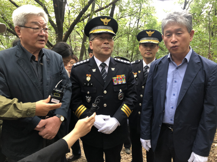 민갑룡 경찰청장이 20일 오후 대구 개구리소년 실종 사망사건의 발생 장소인 달서구 와룡산을 찾아 사건 해결에 대한 의지를 밝히고 있다.｜중앙일간지 대구경북 기자단
