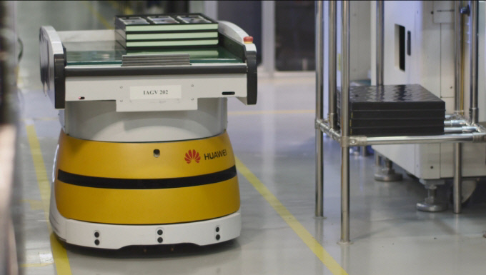 물류 로봇인 AGV(Automatic Cuided Vehicle)가 포장을 마친 스마트폰을 운반하고 있다. 화웨이 제공