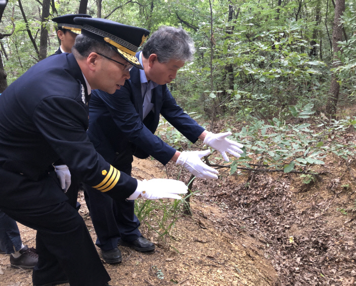 민갑룡 경찰청장이 20일 오후 대구 개구리소년 실종 사망사건의 발생 장소인 달서구 와룡산에서 나주봉 전국미아·실종가족찾기 시민의모임 회장에게서 유골 발견 당시 상황을 전해듣고 있다.｜중앙일간지 대구경북 기자단