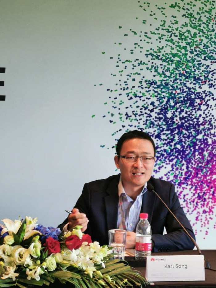 지난 19일 중국 상하이의 한 호텔에서 열린 기자 간담회에서 칼 송 화웨이 대외협력 사장이 발언을 하고 있다. 화웨이 제공